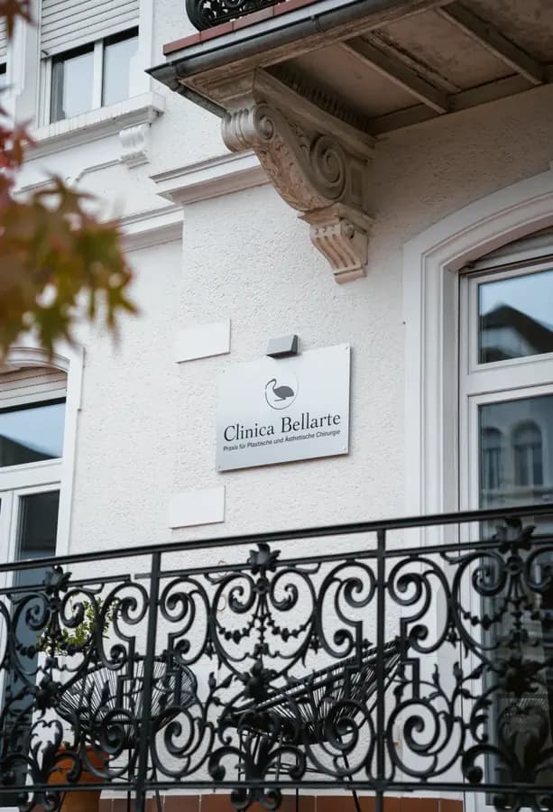The Clinica Bellarte sign on the façade and the villa’s balcony